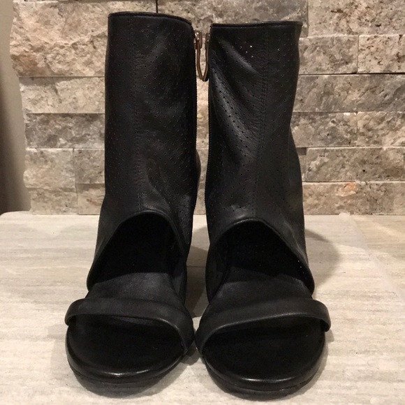 BCBG sandals ( Size 6） - Picture 1 of 4